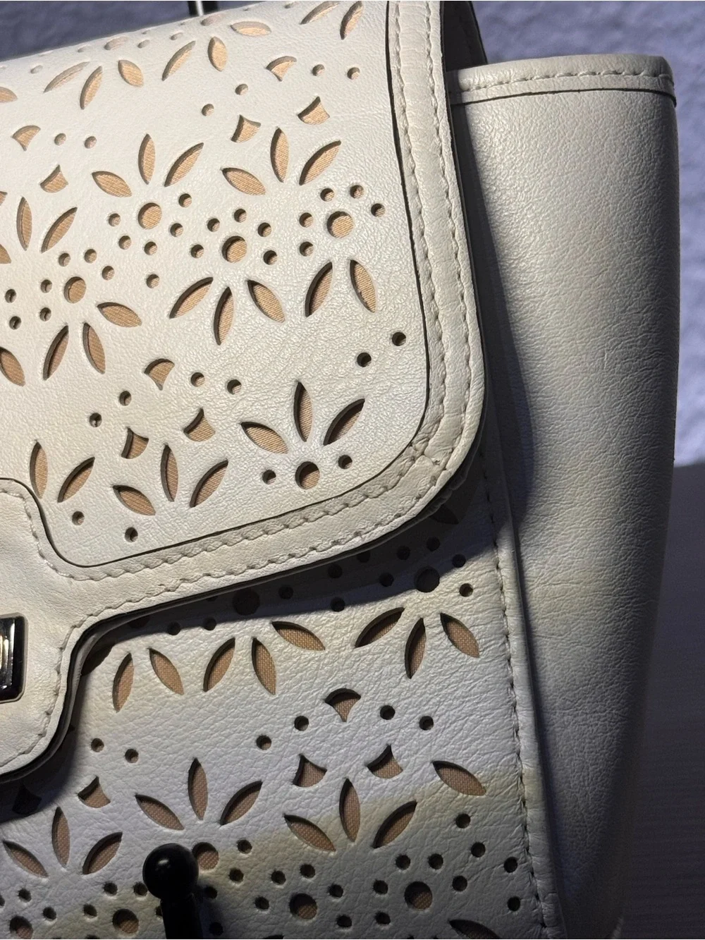 Coach White Floral Laser Cut Leather Magnetic Wristlet Clutch Purse Auth EUC